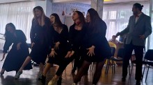 Актори театру виступають у залі реабілітаційного центру