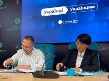 Начальник Покровської МВА Сергій Добряк та голова Уманської міської ради Ірина Плетньова підписують меморандум.
