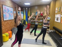 Переселенки з Донеччини із задоволенням відвідують заняття з пілатесу