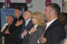 Урочисте святкування 70-річчя державного навчального закладу «Бахмутський центр професійно-технічної освіти». Атмосфера на фото урочиста і дружня. Присутні голова громада, педагогічні працівники та інші посадові особи.