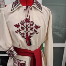 Жіноча вишита сорочка на манекені з  рослинним орнаментом
