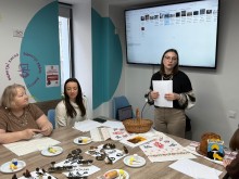 Учасики заходу створюють великодні символи