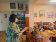 Лектори розповідають присутнім про різдвяні традиції