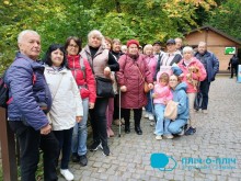 Спільне фото, чоловіки та жінки стоять біля підніжжя гори.