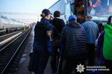 Представники служб зустрічають евакуйованих донеччан