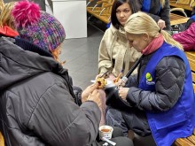 Евакуйовані донеччани на вокзалі у Франківську