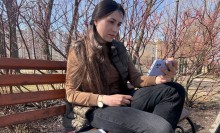 Учасниця заходу з телефоном спілкується з іншими учасниками