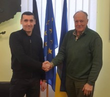 Начальник Добропільської МВА Андрій Бондаренко тисне руку Рено де Кершовому.