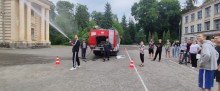 Здобувачі та педагоги Краматорського ВПУ спостерігають, як учень гасить уявне полум’я та відпрацьовує рятувальні дії під час надзвичайної ситуації.