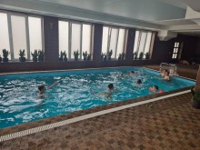 Діти з Донеччини відпочивають та купаються в басейні