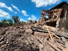 Пошкоджена будівля після ворожого обстрілу