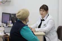 Пацієнт на прийомі у лікаря.
Лікар уважно слухає.