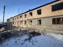 Пошкоджений будинок після ворожого обстрілу