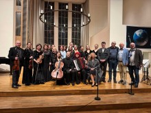 Спільне фото музикантів на сцені з музичними інструментами