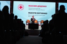 Генеральний директор Українського Червоного Хреста Максим Доценко на сцені форуму.