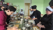 Майбутні кухарі під час практичних занять у кухні-лабораторії