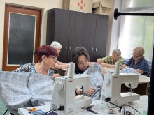 Жінки шиють адаптивний одяг