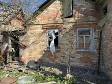 Пошкоджений будинок після ворожого обстрілу