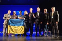 Актори на сцені з почесним  гостями показу