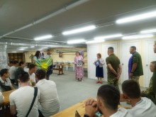 Під час патріотичного заходу випускники дарують військовим прапор Донецької області із побажаннями та потріотичні сувеніри.