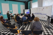 Начальник Донецької обласної військової адміністрації Вадим Філашкін спілкується з керівниками релокованих навчальних закладів.