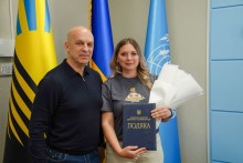 Впдим Філашкін вручає подяку члену Молодіжної ради при Донецькій ОДА