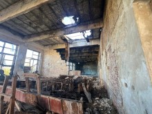 Зруйнована будівля змередини з діркою в бетонній стелі