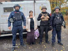 Рятувальники поруч з жінкою, яка наважилась на евакуацію