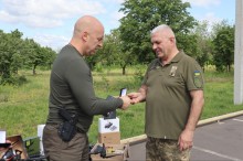Вадим Філашкін вручає нагороди бійцям 24-ої ОМБр.