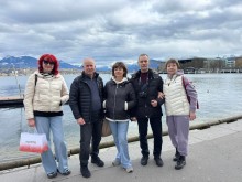 Представники коледжу на фоні краєвидів Швейцарії, видно гори та море