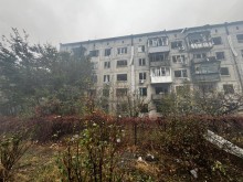 Зруйнована окупантами багатоповерхівка з вибитими вікнами