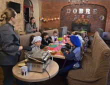 Маленькі відвідувачі кафе з радістю беруть участь у майстер-класах з готування бургерів й піци, розмальовування пряників.