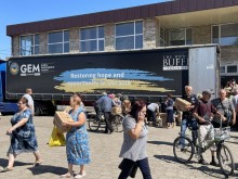 Представники Благодійної організації Благодійного фонду «GLOBAL EMPOWERMENT MISSION» GEM на постійній основі забезпечують мешканців Донеччини продуктовими наборами та питною водою, самостійно доставляючи допомогу у найвіддаленіші куточки області.