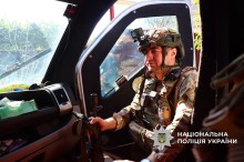 Полійейський сідає в автівку
