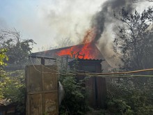 Покрівля будинку палає після обстрілу окупантів