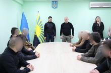 Вадим Філашкін нагороджує співробітників СБУ