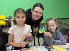 Учасники майстер-класу створюють обереги для захисників