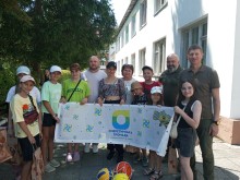 Спільне фото дітей з Очеретинської громади разом з представниками селищної адміністрації, тримають прапор громади.