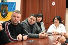 На фото участники заходу, фото у приміщенні
