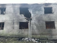 Обгоріла та зруйнована будівля після обстрілу російських окупантів.