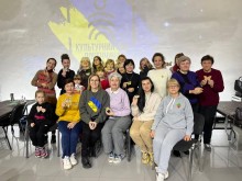 Дорослі гості хабу на спільному фото з поробками, які виготовили на майстер-класі