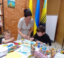 У центрі підтримки ВПО Маріупольського району «Серце Сходу» (м. Львів) діти виявляють любов до Батьківщини та її символів у творчості, а кожен малюнок став яскравим свідченням патріотизму.