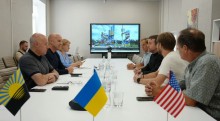 Учасники зустрічі сидять за столом