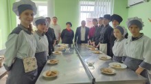 Майбутні кухарі під час практичних занять у кухні-лабораторії
