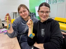Учасники майстер-класу створюють обереги для захисників