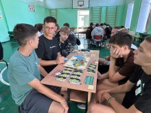Учасники обласного військово-патріотичного вишколу "Незламний воїн! грають у настільну гру "Код Донеччини"