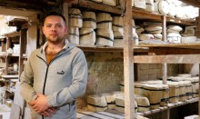 Тарас Сніжковський у виробничому цеху