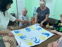 Мешканці Бахмутського психоневрологічного інтернату працюють над спільною композицією «Ми за мир!»