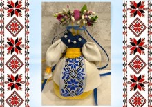 Традиційна українська лялька-мотанка в етнічному вбранні з елементами вишивки та квітковим вінком