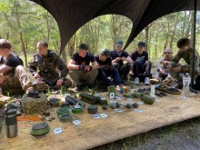 Молодь ознайомлюється з мінно-вибуховими предметами